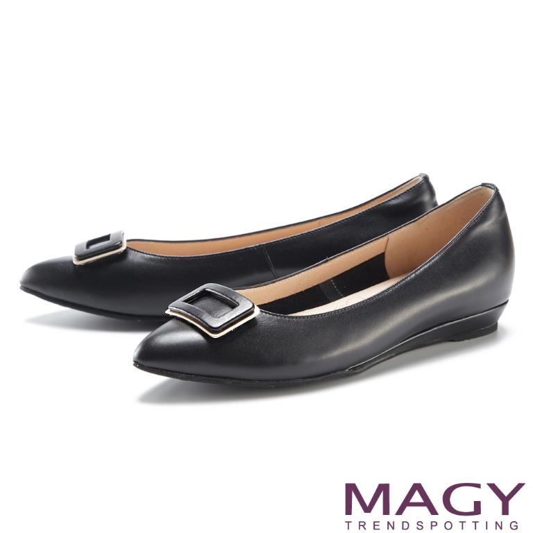金屬方釦裝飾真皮尖頭平底鞋-黑色